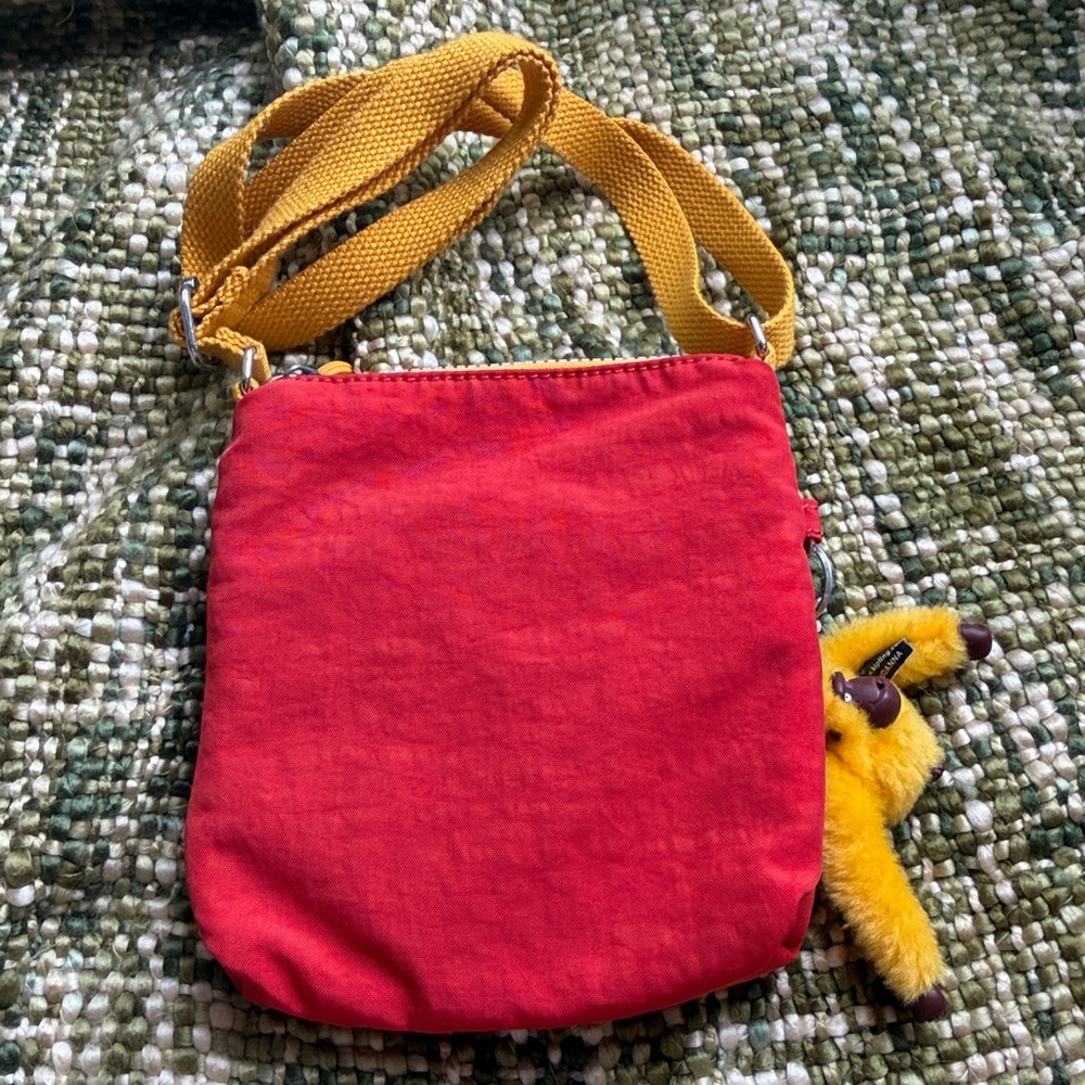 The bag is a Kipling model in a crossbody or shoulder style. - Picture 5 of 7